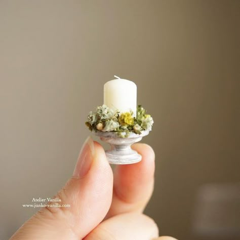 Mini candle on a pedestal Miniature Candles, Dollhouse Miniature Tutorials, Dollhouse Christmas, Diy Barbie Furniture, Diy Doll Miniatures, Mini Doll House, Doll House Crafts, Dollhouse Projects, Doll Diy Crafts