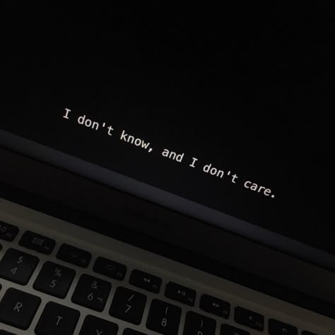 Diálogo sobre que algo no le interesa  en mac Don't Care Aesthetic, I Don't Care Aesthetic, Laptop Aesthetic Dark, Black Widget Aesthetic, Aesthetic Quote, Dope Quotes, Care Aesthetic, Care Care, Black Aesthetic Wallpaper