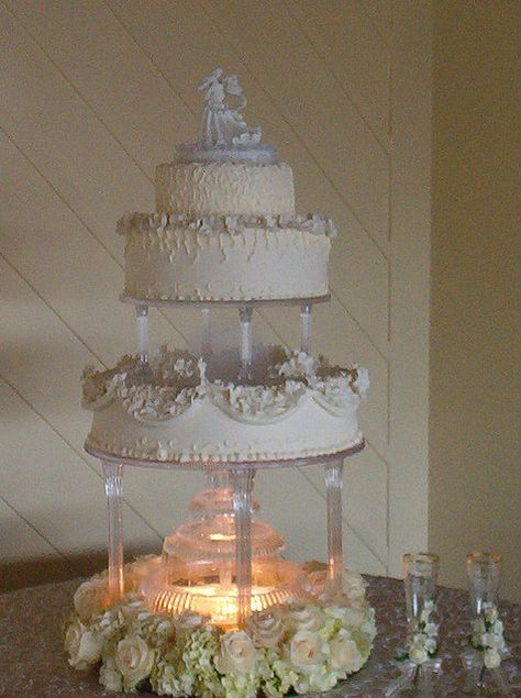 Tiered Wedding Cake With Fountain, Fountain Wedding, Fountain Wedding Cakes, Cakes Beautiful, Bling Wedding Cakes, Fancy Wedding Cakes, Extravagant Wedding Cakes, Fountain Cake, Wedding Cake Pictures