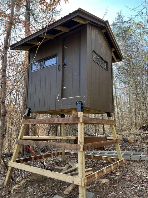 Hunting Blinds Ideas, Shooting House Ideas Hunting, Hunting Blind Ideas, Pallet Deer Blind, Deer Blind Windows Ideas, Hunting Blinds Diy, Diy Hunting Blinds, Homemade Deer Blinds, Diy Hunting