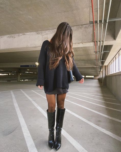 Oversized Sweater Knee High Boots, Oversized Sweatshirt With Boots, Oversize Sweater Skirt Outfit, Oversized Sweater And Boots Outfit, Skirt Oversized Sweater Outfit, Oversized Sweater Dress With Boots, Fall Oversized Sweater Outfits, Oversized Sweater Skirt Outfit, Big Jumper Outfits