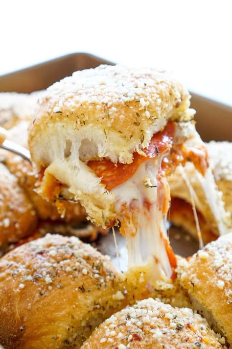 These Easy Pizza Sliders are so simple to make and are sure to be a family favorite! Layers of sauce, mozzarella, bacon, and pepperoni are baked in soft dinner rolls coated in butter, herbs, and parmesan! Easy Pizza Sliders, Pizza Sliders, Pizza Slider, Grilled Taco, Dinner Roll, Easy Taco, Bowl Food, Slider Recipes, Easy Pizza