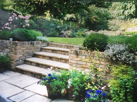 High Patio Deck Ideas, Garden Patio Steps, Long Narrow Sloping Garden Ideas, Sunken Courtyard Garden, Sunken Patio Retaining Walls, Wide Garden Steps Ideas, Sunken Patio Ideas, Cottage Garden Retaining Wall, Recessed Patio