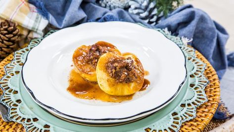 AutumnCalabrese, fitness and nutrition expert, cuts the calories but not the flavor with her sweet Baked Apple Crisp #dessert! Autumn Calabrese Recipes, Calabrese Recipes, Baked Apple Crisp, Easy Baked Apples, Baked Apple Dessert, Homemade Pies, Autumn Calabrese, Celebrity Fitness, Apple Season