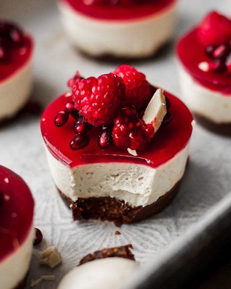 Vegan Mini Cheesecake, No Bake Vegan Cheesecake, Jelly Tart, Vanilla Cheesecake Recipes, Jelly Cheesecake, Vegan Jelly, Peppermint Cake, Jelly Desserts, Chocolate Slice