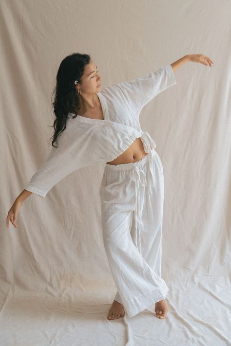 Camryn Byer's Top Picks From Indigo Luna + 10% Discount Code Indian Yoga Clothes, Linen Yoga Clothes, Yoga Outfits For Older Women, Yoga Look, Organic Loungewear, Kundalini Practice, Cute Yoga Outfit, Cotton Yoga Clothes, French Pirate