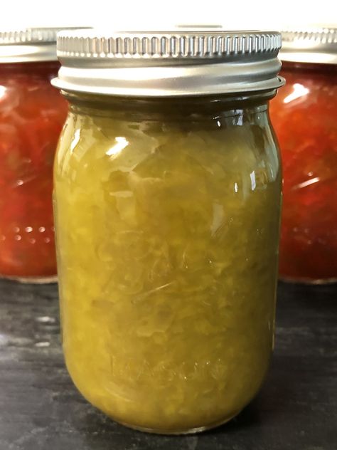 Try out this super easy keto pepper jelly recipe! No canning supplies other than mason jars are required. #keto #ketorecipe Keto Pepper Jelly Recipe, Keto Jam Recipes, Keto Jelly Recipes, Pepper Jelly Recipe No Pectin, Sugar Free Pepper Jelly Recipe, Green Pepper Jelly, Pepper Jelly Dip, Jalapeno Jelly Recipes, Jalapeno Pepper Jelly