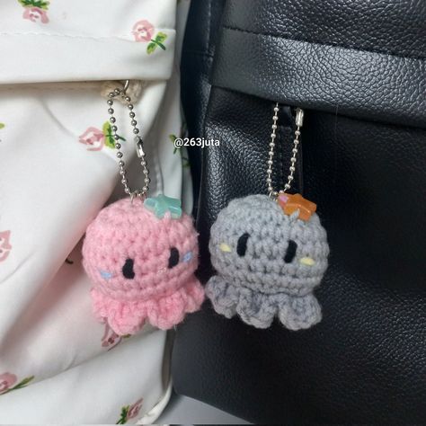 Couple Crochet Keychain Ideas, Couple Keychain Crochet Ideas, Aesthetic Crochet Keychain Ideas, Crochet For Couples, Cute And Easy Crochet Ideas, Couple Crochet Ideas, Hello Kitty Keychain Crochet, Couple Crochet Keychain, Key Chains Crochet