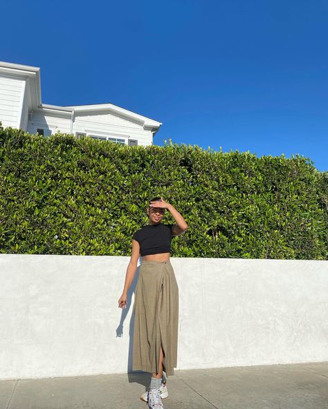 Long skirts + sneakers = ❤️ Long Skirt Instagram Pictures, Skirt Ootd, Ootd Poses, Ig Pics, Skirt And Sneakers, Long Skirts, Insta Inspo, Fit Inspo, Fashion Poses