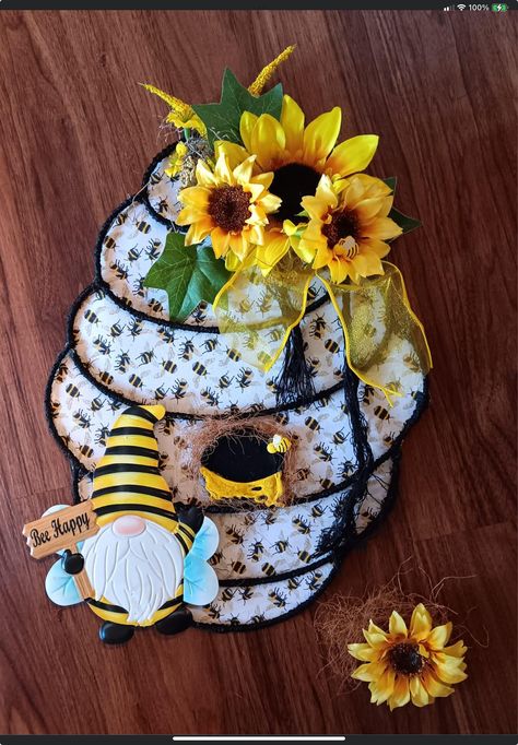 Dollar Tree Wreath Ideas, Beehive Wreath, Bee Hive Wreath, Bee Wreaths, Dollar Tree Crafts Diy, Bee Hives Diy, Dollar Tree Wreath, Bumble Bee Decorations, Bumble Bee Craft