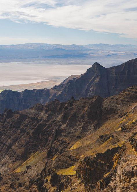 Steens Mountain should be on every travelers things to do in Southern Oregon list. Oregon Mountains, Oregon Road Trip, Eastern Oregon, Southern Oregon, Lake Fishing, Camping Spots, Mountain Lake, Desert Landscaping, Hot Springs