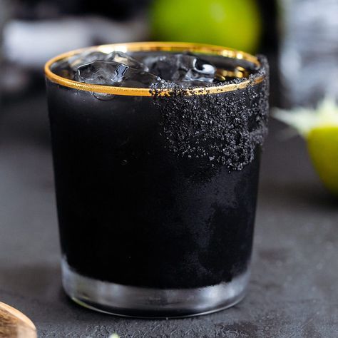 Black Margarita Recipe, Diy Black Salt, Halloween Margaritas, Black Margarita, Flavored Sparkling Water, Tequila Drinks, Refreshing Drinks Recipes, Black Salt, Themed Drinks