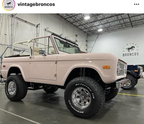 Vintage Ford Bronco Pink, Vintage Pink Bronco, Old Bronco Aesthetic, Vintage Bronco Ford, Car Interior Decor Aesthetic, Car Ideas Accessories, Aesthetic Car Inside, Car Camping Hacks, Icon Cars