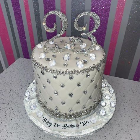 Silver And White Birthday Cake, Bling Cakes Birthday, Baddie Cake Ideas, Baddie Birthday Cake, Baddie Cake, 21st Birthday Party Decor, Birthday Cake Crown, Birthday Cake Cheesecake, Fancy Birthday Cakes