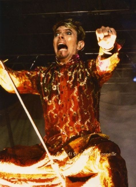 David Bowie 1997? Bowie Earthling, David Bowie Earthling, David Bowie, Tumblr, Funny