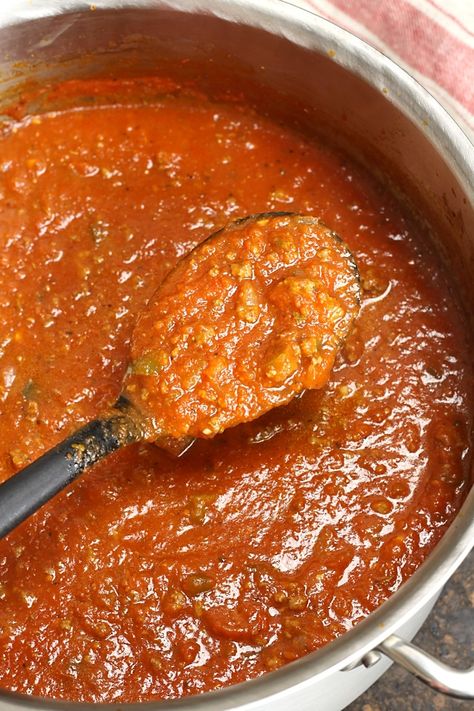 Easy Homemade Spaghetti Sauce is the perfect addition to your next plate of pasta. This from-scratch sauce recipe is made in a single stock pot and is filled with tomatoes, ground beef, onions, garlic, and bell pepper. Homemade Spaghetti Sauce Easy, Spaghetti Bake, Easy Pasta Sauce, Homemade Spaghetti Sauce, Easy Spaghetti, Homemade Spaghetti, Slow Cooker Chili, Easy Homemade Recipes, Perfect Pasta