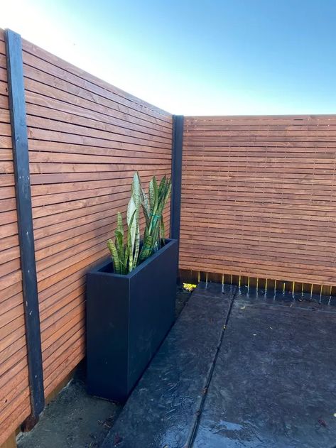 One Way to DIY a Horizontal Privacy Fence | Hometalk Panel Fence Ideas, Fence Ideas Minecraft, Horizontal Privacy Fence, Ideas For Front Yard, Modern Wood Fence, Diy Privacy Fence, Decorative Fence, Wood Fence Design, Modern Fence Design