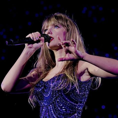 taylor swift | midnights | dark blue | icon | aesthetic | cool | background | bejeweled | music video | eras tour Taylor Swift Fotos, Divas Pop, Music On Spotify, Swift Tour, Estilo Taylor Swift, Taylor Swift Posters, Swift Photo, Taylor Swift Concert, Long Live Taylor Swift