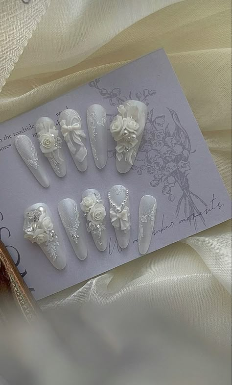 Press On Wedding Nails, White Lace Nails Wedding, Mythical Nails, Opulent Nails, Kuku Wedding, Pearl Nail Designs, White Wedding Nails, Lace Wedding Nails, White Lace Nails