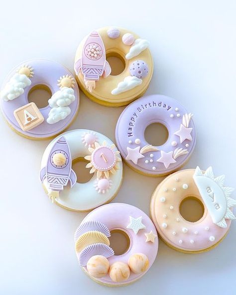 Cake Donuts Decoration, Half Sphere Cake Ideas, Donuts Decorating Ideas, Birthday Donuts Ideas, Mini Donut Cake, Cookie Donut, Donut Decorating Ideas, Fancy Donuts, Rocket Cake