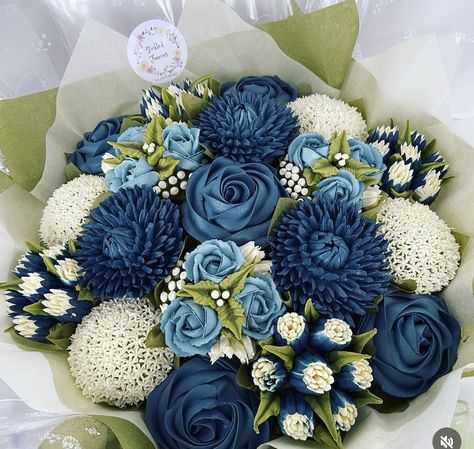 Blue Cupcake Bouquet, Cupcakes Bouquet Ideas, Blue Flower Cupcakes, Cupcakes Bouquet, Flower Cupcake Cake, Cupcake Flower Bouquets, Cupcake Flowers, Cupcake Flower, Cupcake Boutique