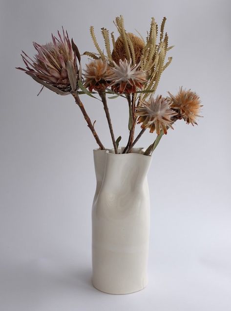 Vases Ceramic Pottery, Simple Ceramic Vase, Ceramica Artesanal Ideas, Clay Flower Vase, Ceramic Vases Handmade, Ceramic Vase Decor, Paper Bag Vase, Bag Vase, Ceramic Vases Design