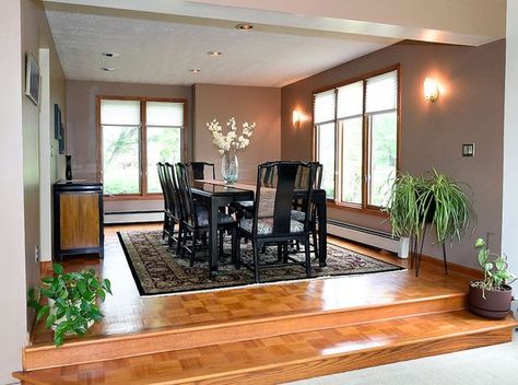 Step Up Dining Room, Dining Room With Stairs, Step Down Living Room Ideas, Raised Living Room, Living Room Elevation, House Styling Interior, Renovated Kitchen, Dining Room Floor, Japanese Style House