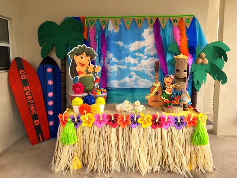 Lilo And Stitch Backdrop Ideas, Lilo And Stitch Parade Float, Lilo And Stitch Graduation Party, Lilo And Stitch Theme Party, Lelo And Stitch Birthday Party, Lilo And Stitch Birthday Ideas, Lilo And Stitch Centerpiece Ideas, Diy Lilo And Stitch Party Decorations, Fiesta Lilo Y Stitch