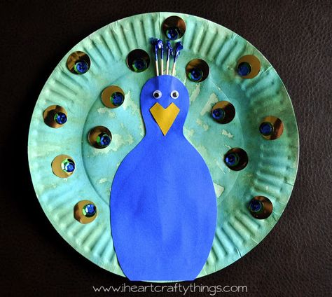 Paper Plate Peacock Craft from I Heart Crafty Things. Goes great with book Three Hens and a Peacock by Lester Laminack. Paper Plate Art, Zoo Crafts, Zoo Animal Crafts, Paper Plate Animals, Peacock Crafts, Paper Plate Crafts For Kids, Spider Crafts, Animal Crafts For Kids, Bird Crafts