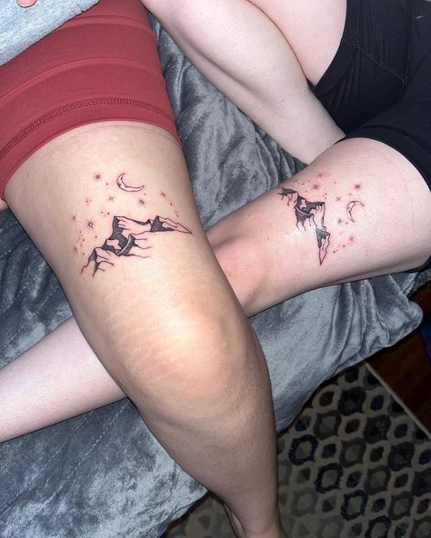 Mountains Above Knee Tattoo, A Court Of Throne And Roses Tattoo, Rhysand Tattoos Knee, Night Court Tattoo Simple, Acotar Tattoos Rhysand Knees, Acotar Mountain Tattoo Knee, Rhysand And Feyre Tattoo Ideas, Illyrian Tattoo Acomaf, Knee Mountain Tattoo