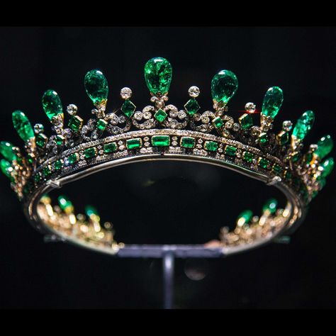 Emerald Brooch, Royal Crown Jewels, Royal Palaces, Royal Crowns, Royal Tiaras, Beautiful Tiaras, Diamond Tiara, Prince Albert, Royal Jewels