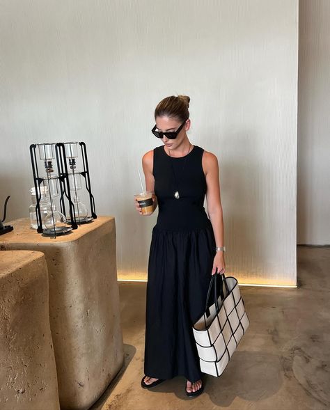 Tia Lineker | this dress is my current go to 🫶🏼 | Instagram Sleeveless Dress Casual, Long Dresses Elegant, High Waist Dress, New Chic, Dresses 2024, Linen Pants Women, Summer Fits, Patchwork Dress, Women Maxi