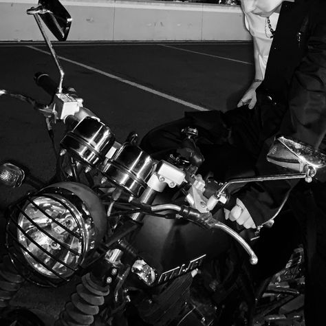 Sunghoon Bnw Icons, Sunghoon Motorcycle, Sunghoon Details, Sunghoon Black, Bnw Icons, Black Aesthetic Icon, Black Icons Aesthetic, Icons Dark Aesthetic, Biker Aesthetic