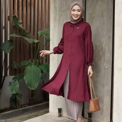 model baju tunik terbaru 2021 Tunik Hijab Style Casual, Tunik Hijab Style, Tunik Modern, Tunic Designs, Modern Hijab, Fashion Muslim, Muslim Dress, Tunic Styles, Hijab Outfit