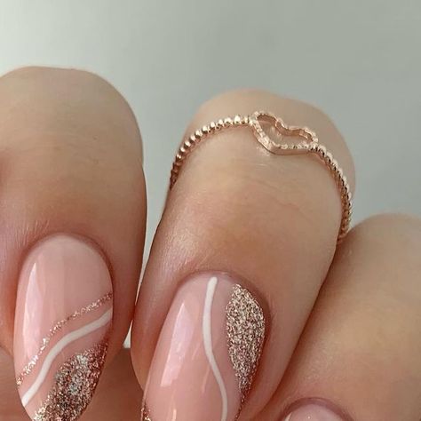 Nails by Harriet on Instagram: "Glitter swirls!✨  Service - Simple nail art  @the_gelbottle_inc biab 19, rose gold and Daisy" Rose Gold Swirl Nails, Gold Swirl Nails, Swirl Nails, Simple Nail Art, Rose Gold Nails, Simple Rose, Simple Nail, Easy Nail Art, Gold Nails