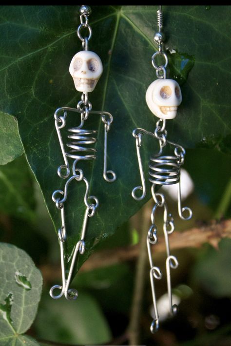 Wire Skull, Witchy Diy, Halloween Jewelry Diy, Wire Skeleton, Skeleton Jewelry, Beaded Jewelry Earrings, Wire Jewelery, Wire Wrap Jewelry Designs, Creepy Stuff