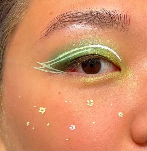 Makeup Looks Sage Green, White Flower Eyeliner, Green White Makeup, Plant Themed Makeup, Botanical Makeup, White Eyeliner Green Eyeshadow, Fairy Core Makeup Green, Plant Eyeliner, Green And White Eyeshadow