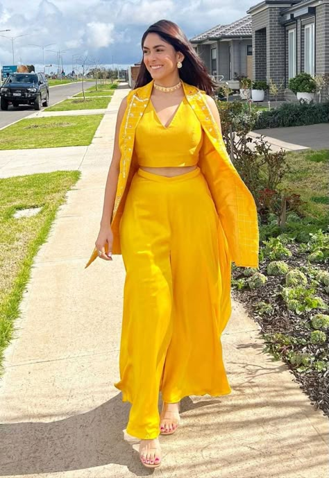 Yellow Plazzo Suits For Haldi, Yellow Traditional Outfits For Haldi, Indian Wedding Outfits Sisters Haldi, Haldi Jacket Outfit, Haldi Dress For Sister Wedding, Sister Haldi Ceremony Dress, Kurti Design For Haldi Ceremony, Uptan Haldi Dress, Lehenga Designs For Haldi Function