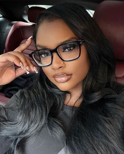 Summerella Hair, Pretty Brown Skin Women, Summerella Instagram, Cat Eye Sunglasses Outfit, Women Wearing Glasses, Brown Skin Women, Long Hairstyle Ideas, Paris Instagram Pictures, Perfect Features