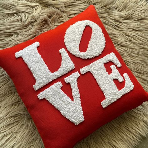 Valentine Punch Needle, Cadeau St Valentin, Valentine Embroidery, Love Pillow, Valentines Pillows, Handmade Pillowcases, Needle Embroidery, Embroidery Gifts, Punch Needle Embroidery