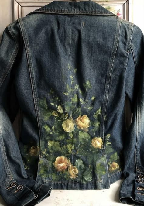 Acrylic Painting On Clothes, Painting On Jeans Ideas, Clothes Customisation, Jean Rose, Ropa Upcycling, Painted Clothes Diy, Wearable Art Clothing, Fabric Painting On Clothes, Upcycle Clothes Diy