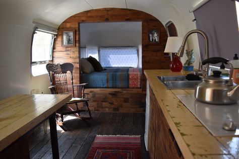 Reclaimed wood queen size bed nook- '79 airstream https://www.airbnb.com/rooms/5247944 Rustic Remodel, Tiny House Swoon, Airstream Remodel, Airstream Interior, Airstream Renovation, Vintage Airstream, Large Beds, Airstream Trailers, Rv Decor