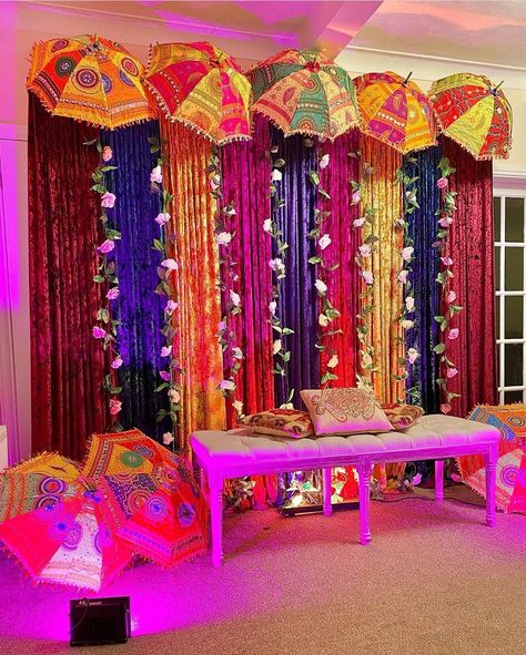 Mehandi Decorations At Home, Dholki Ideas, Umbrella For Wedding, Mehndi Stage Decor, Sun Shade Patio, Mehndi Stage, Haldi Decoration Ideas, Small Wedding Decor, Mehendi Decor Ideas