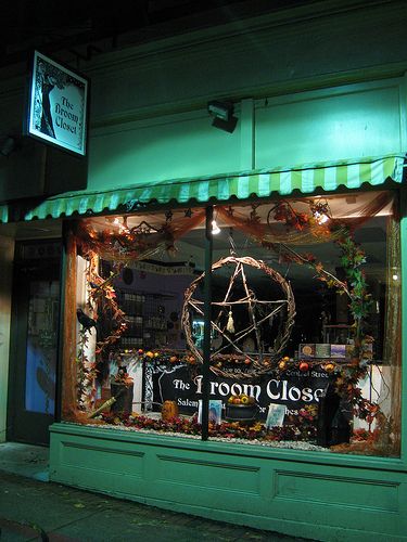 The Broom Closet in Salem Mass. I want to go to Salem and see all there is too see there. Salem Vacation, Giles Corey, Pentagram Wreath, Massachusetts Trip, Wicca Fashion, Crystals Incense, Salem Massachusetts Travel, Salem Trip, Witchcraft 101