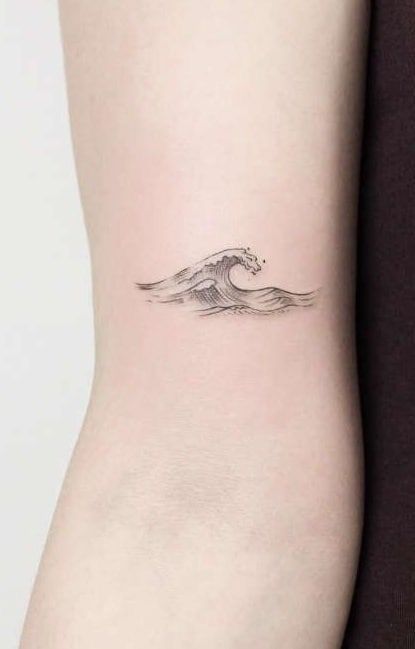 Crashing Wave Tattoo, Small Ocean Tattoo Ideas Sea, Detailed Wave Tattoo, Saranghae Tattoo, Waves Tattoo Meaning, Wave Tattoo Women, Small Water Tattoo Ideas, Tattoo Ideas Wave, Tattoo Ideas Female Ocean