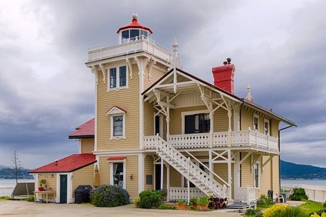 The Victorian East Brother Light Station sits on an island in the San Francisco Bay. Unconventional Homes, California Lighthouses, Lighthouse Home, Richmond California, West Coast Trail, Small Cottages, Lighthouse Keeper, Summer Destinations, Beach Town