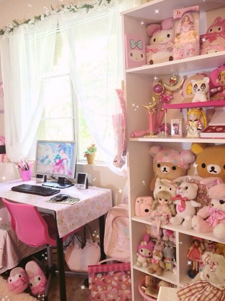 Kawaii room! Instagram: rosie_os Kawaii Curtains Bedroom, Kawaii Shelves, Bedroom Desk Ideas, Cute Decor Ideas, Ideas Bedroom Aesthetic, Kawaii Rooms, Kawaii House, Shelves Desk, Kawaii Room Ideas