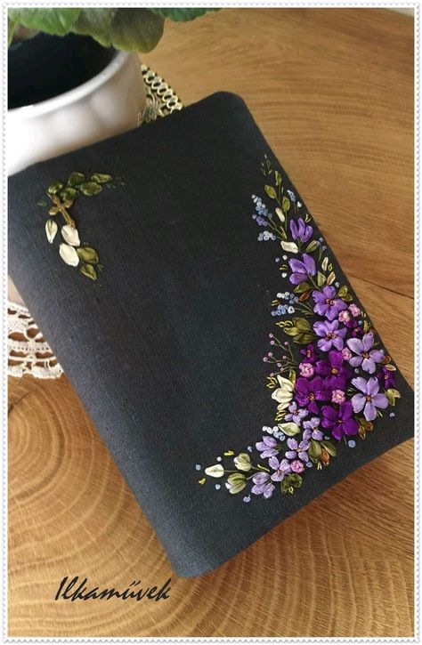 Embroidery Book Cover, Daisies Embroidery, Fabric Book Covers, Diy Embroidery Designs, Embroidery Diy, Hand Embroidery Videos, Handmade Embroidery Designs, Embroidery Book, Hand Embroidery Projects