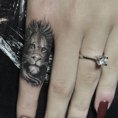 Girly Finger Tattoos, Tattoos Lion, Small Lion Tattoo, Tattoo Lion, Lion Tattoo Design, Doodle Art Drawing, Lion Tattoo, Tattoo Inspo, Animal Tattoos