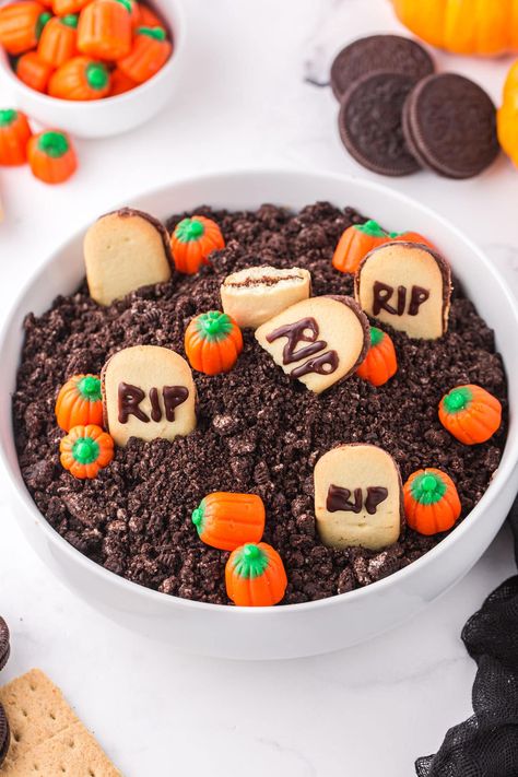 Graveyard Chocolate Cheesecake Dip (Halloween Dessert) - Princess Pinky Girl Graveyard Dip, Chocolate Cheesecake Dip, Dirt Cake Recipes, Fun Halloween Desserts, Halloween Ice Cream, Kid Friendly Dessert, Princess Pinky Girl, Halloween Food Desserts, Pinky Girl